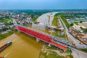 Ít ngày nữa sẽ hợp long cây cầu hơn 1.800 tỷ nối Hà Nội với "thủ phủ công nghiệp" nước ta, thay thế cây cầu hơn 120 năm tuổi