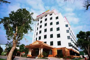 Khách Sạn Thông Đỏ