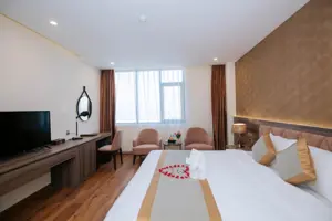 Khách Sạn Thông Đỏ