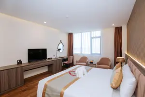 Khách Sạn Thông Đỏ