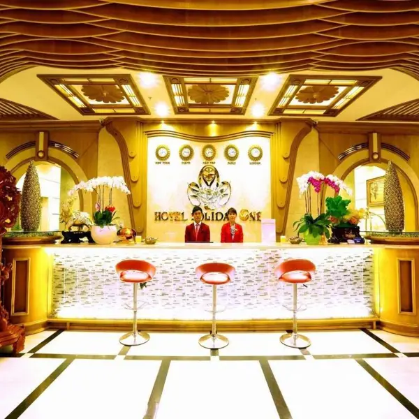 Khách sạn Holiday One