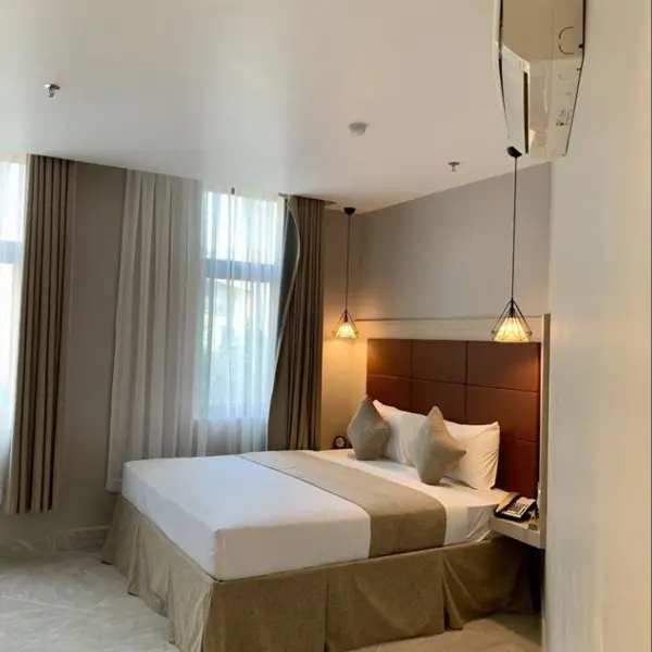 Khách Sạn Holiday 2