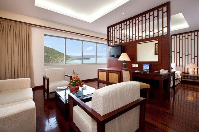 DELUXE OCEAN VIEW QUEEN BED - Vinpearl Resort Nha Trang