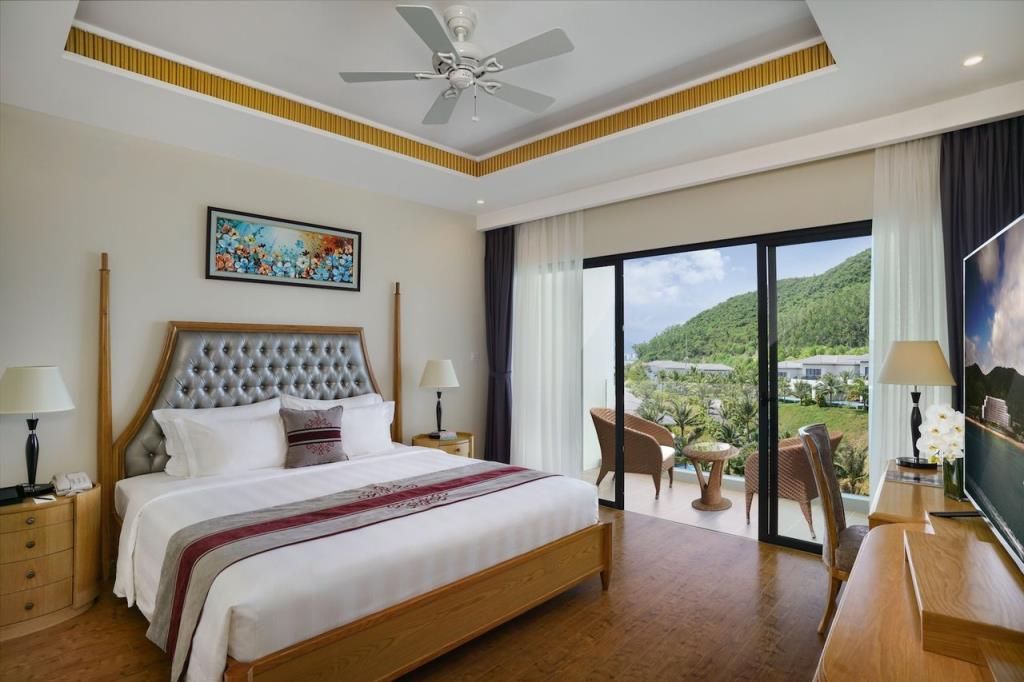 Deluxe Room King Bed - Vinpearl Resort & Spa Nha Trang Bay