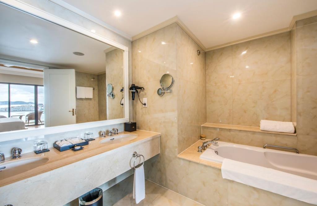 Executive Suite King Ocean View - Vinpearl Resort & Spa Nha Trang Bay