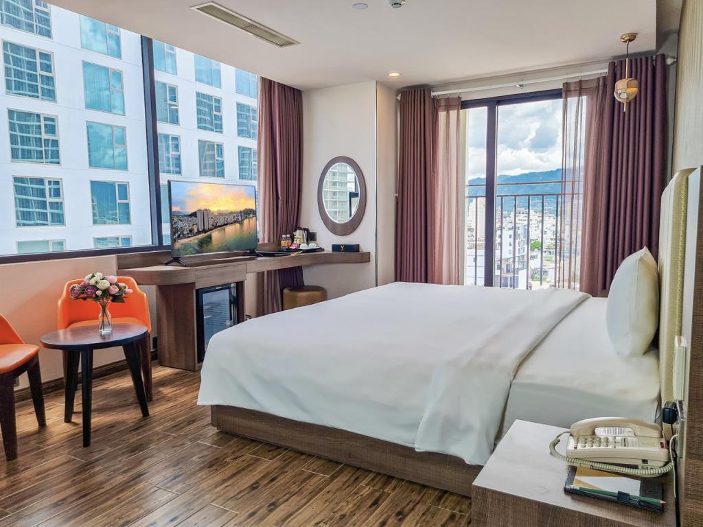 Premier Deluxe Double or Twin  Room with Partial Sea View - Khách sạn V Nha Trang