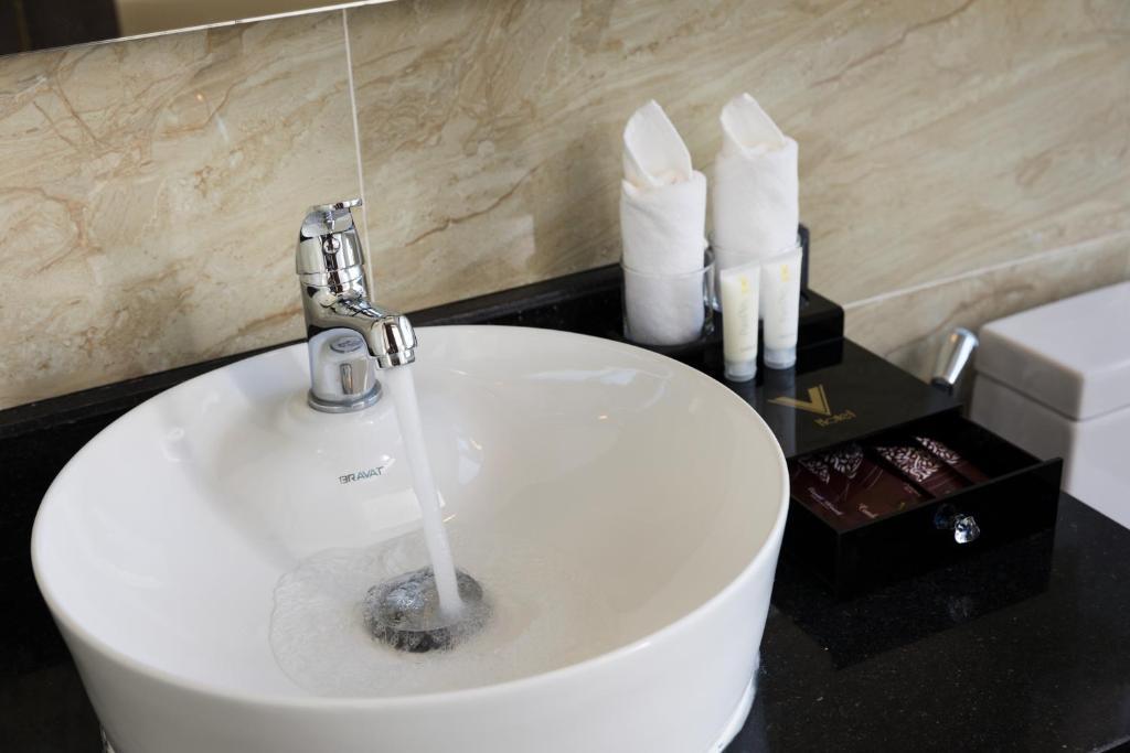Premier Deluxe Double or Twin  Room with Partial Sea View - Khách sạn V Nha Trang