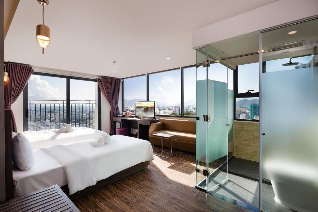 Deluxe Triple Room with City View - Khách sạn V Nha Trang