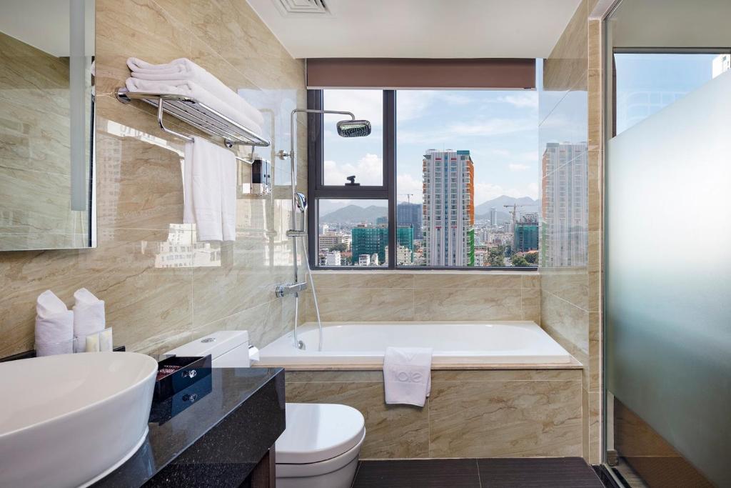 Deluxe Triple Room with City View - Khách sạn V Nha Trang
