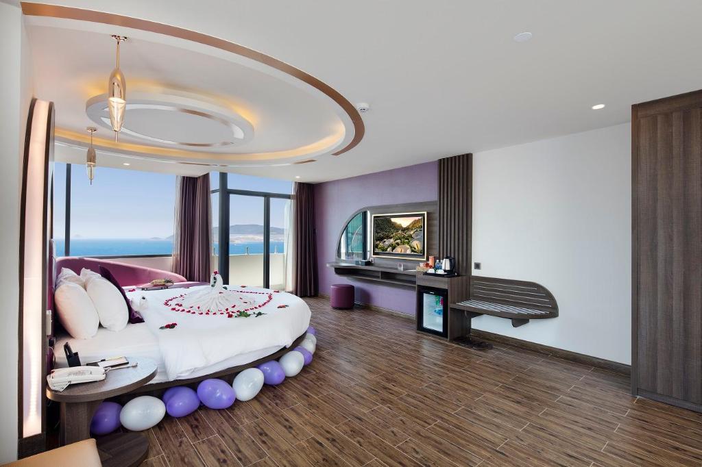 Premie Deluxe Triple Room  with Partial Sea View - Khách sạn V Nha Trang