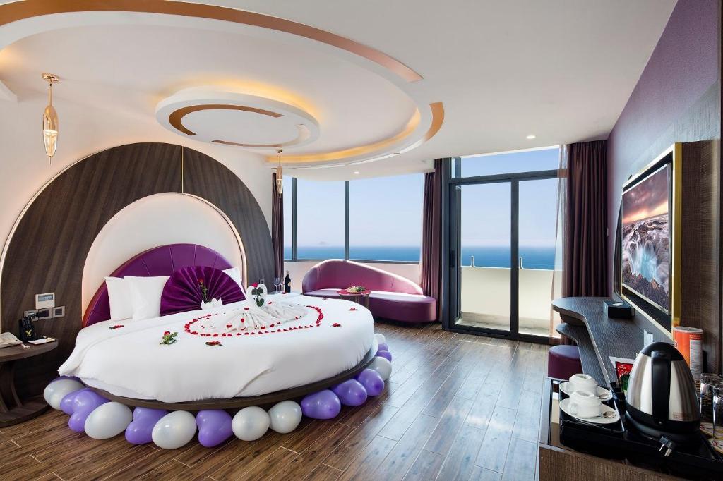 Premie Deluxe Triple Room  with Partial Sea View - Khách sạn V Nha Trang