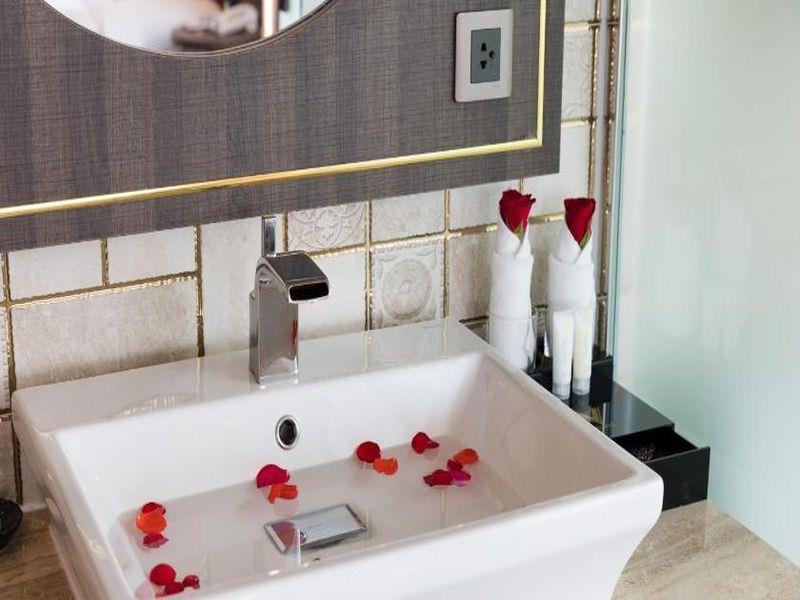 Premie Deluxe Triple Room  with Partial Sea View - Khách sạn V Nha Trang