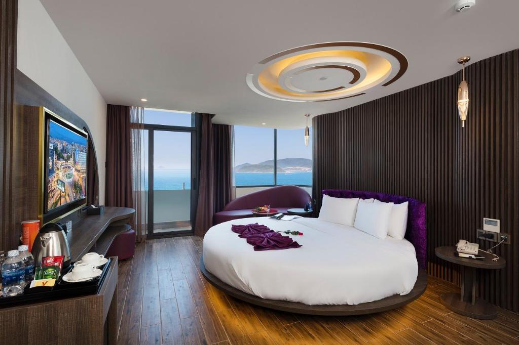 Premie Deluxe Triple Room  with Partial Sea View - Khách sạn V Nha Trang