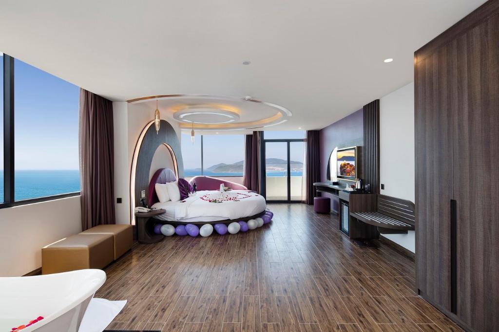 Grand Suite with Sea View - Khách sạn V Nha Trang