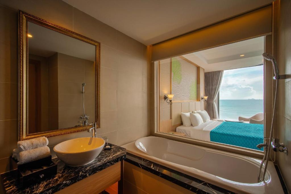 Premier Deluxe Double Room with Sea View and Bathtub - Khách Sạn Navada Nha Trang