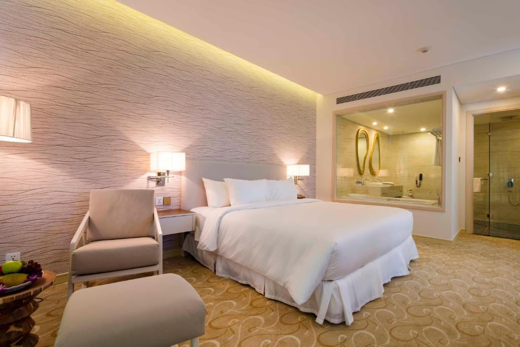 Grand Royal - Khách sạn Diamond Bay Nha Trang