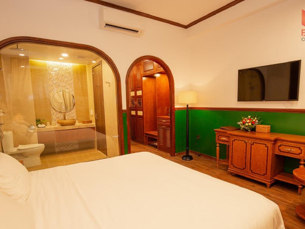 Deluxe Double Room with Balcony - Khách Sạn Boutik Cham