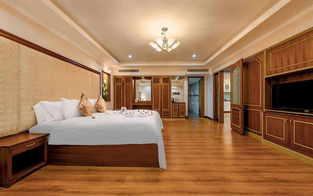 Phòng Premier Deluxe King - Khách sạn Mường Thanh Luxury Sông Hàn  Đà Nẵng