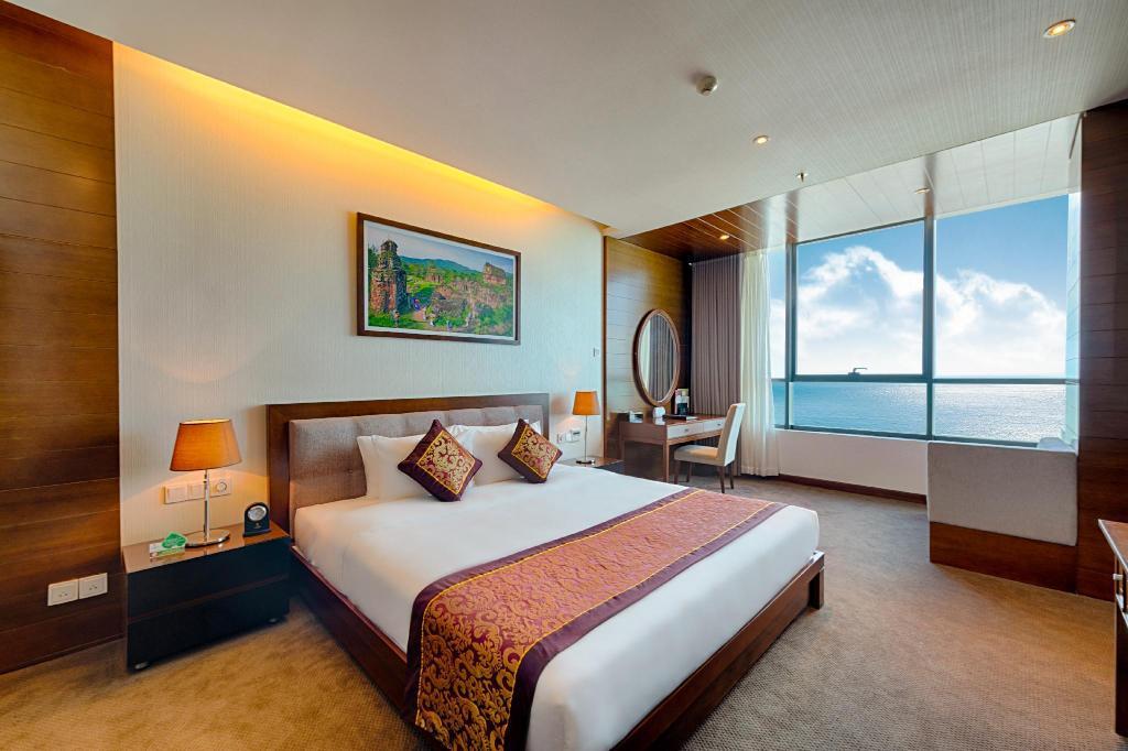 Superior City View Queen Bed - Khách sạn Grand Tourane