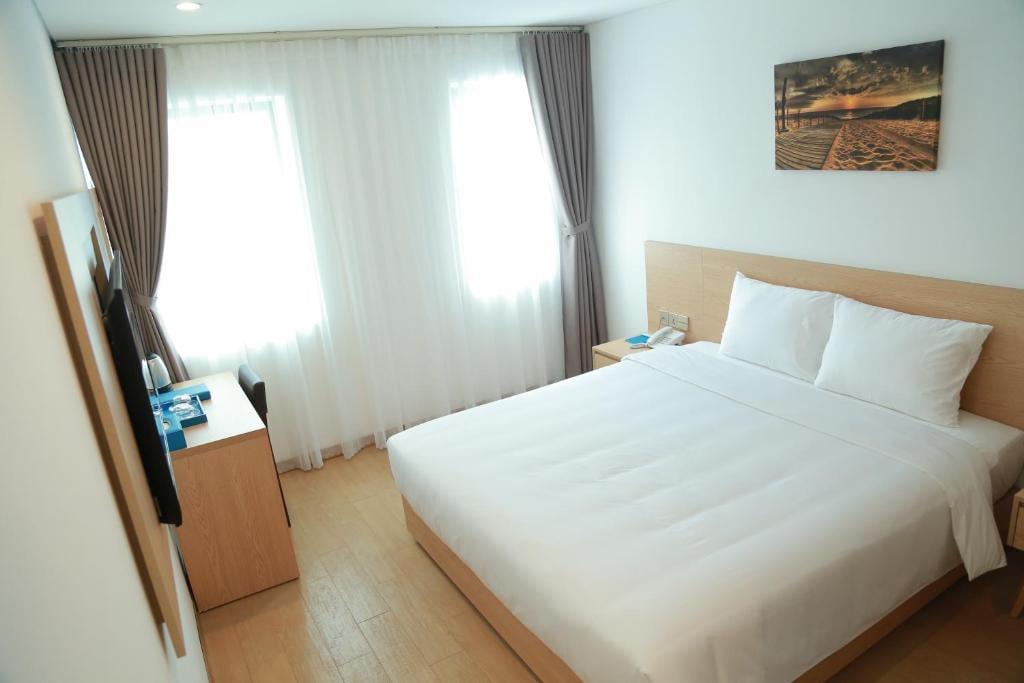 Superior Double Mountain View Room - Khách Sạn Gold Boutique Đà Nẵng