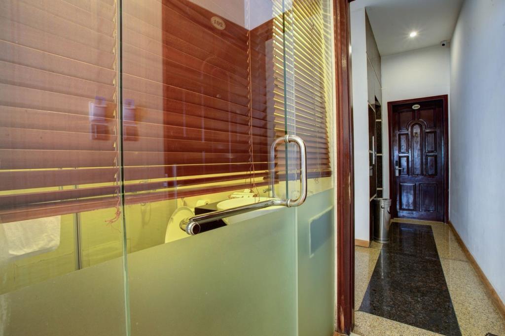 Phòng Đôi Không Cửa Sổ - Khách Sạn Tú Linh Palace