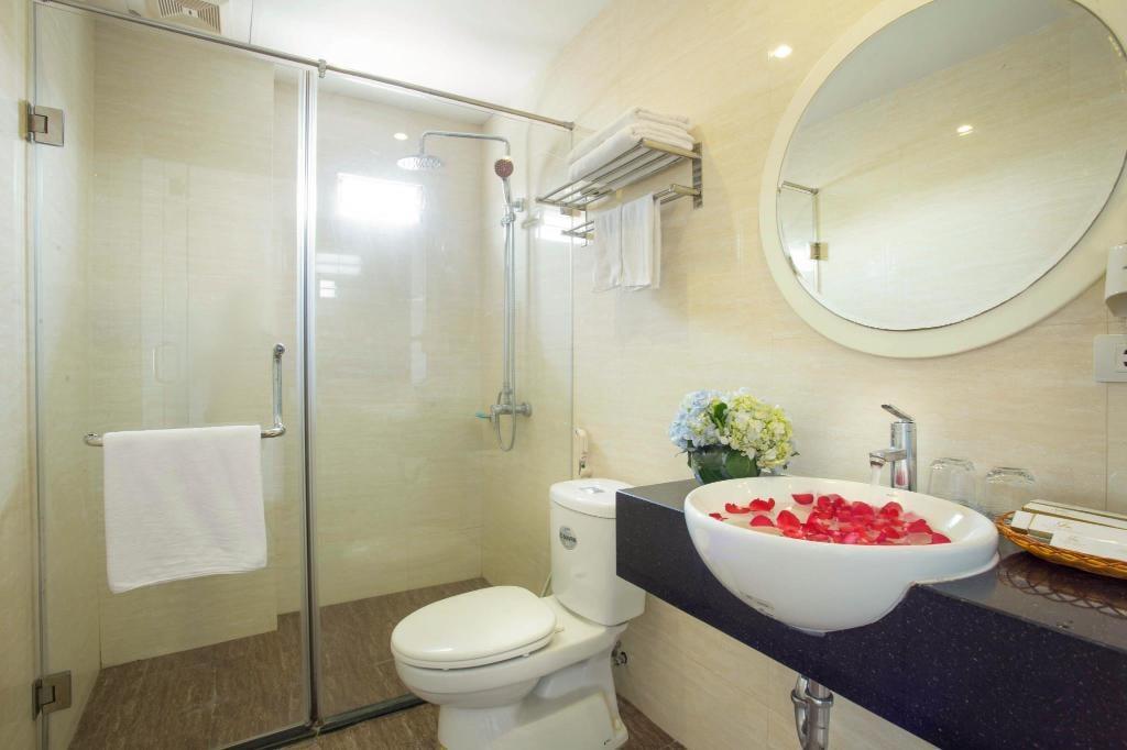 Phòng Giường Đôi Có Cửa Sổ Nhỏ - Khách Sạn Tú Linh Palace