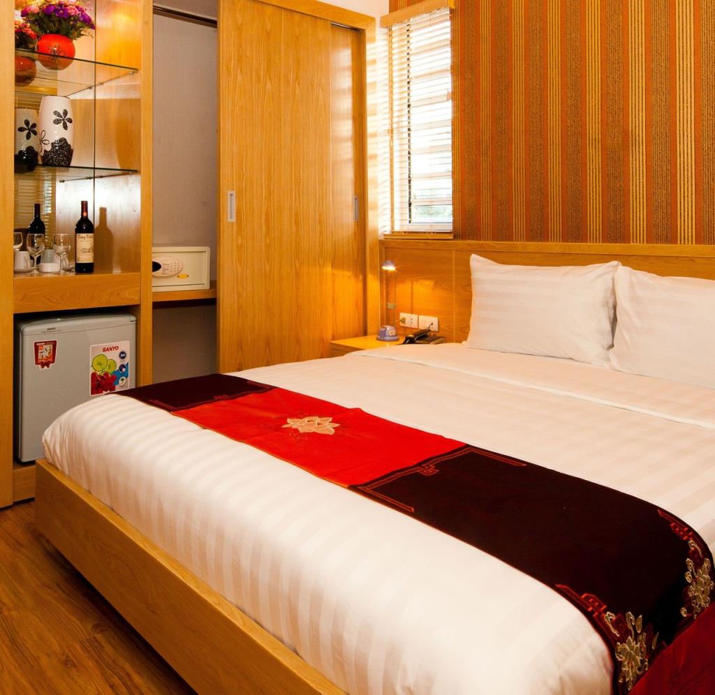 Phòng Đôi Cửa Sổ Lớn - Khách Sạn Tú Linh Palace