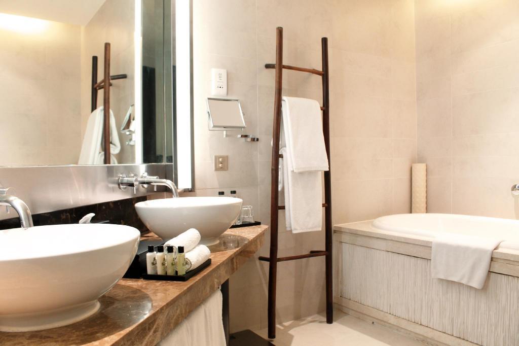 Classic City View King / Classic City View Twin - Khách Sạn InterContinental Westlake Hà Nội