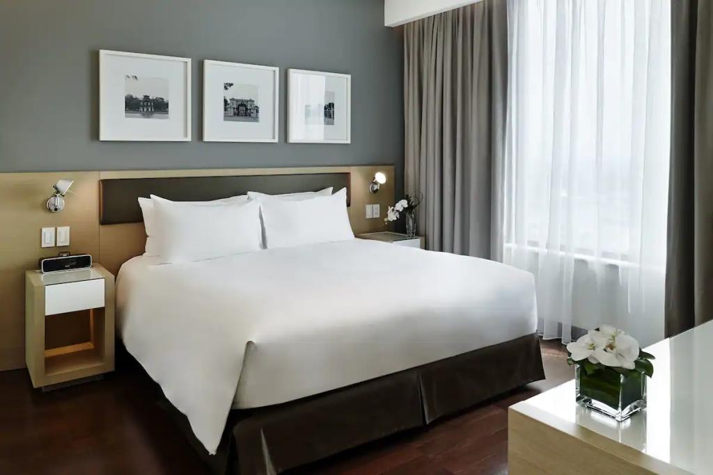 Phòng Premier Lake View - Khách Sạn Pan Pacific Hà Nội