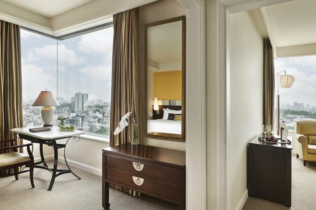 Phòng Premier Lake View - Khách Sạn Pan Pacific Hà Nội