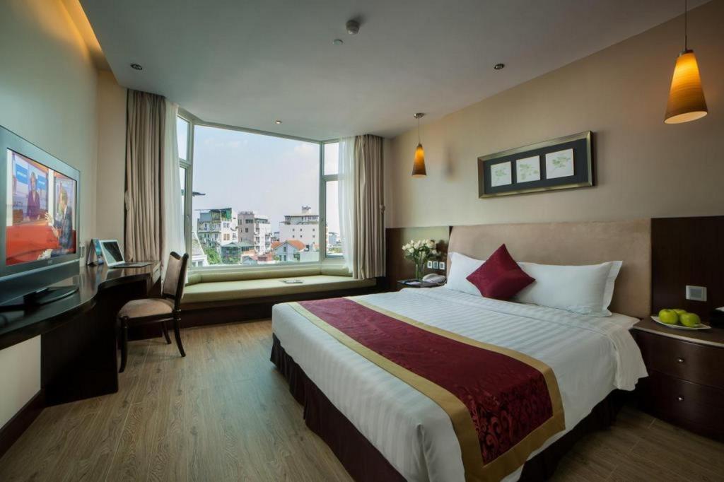 Superior 1 giường đôi / 2 giường đơn hướng phố Không ăn sáng - Khách Sạn Hanoi Club & Residences