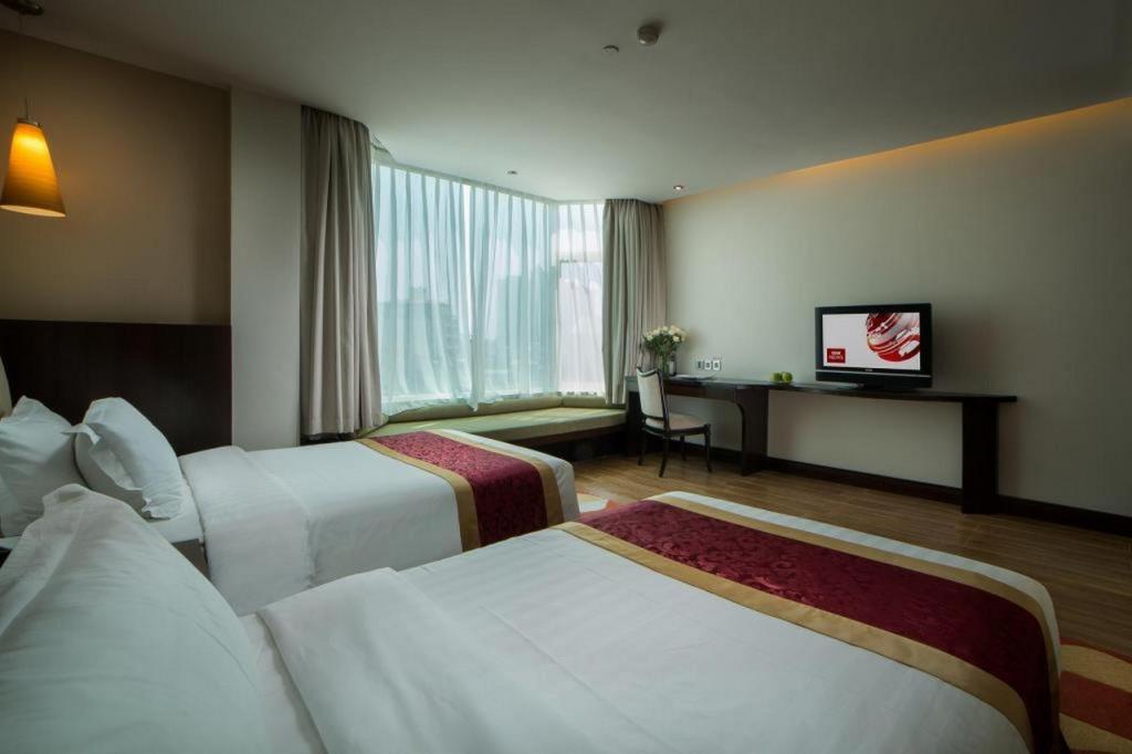 Superior 1 giường đôi / 2 giường đơn hướng phố Không ăn sáng - Khách Sạn Hanoi Club & Residences