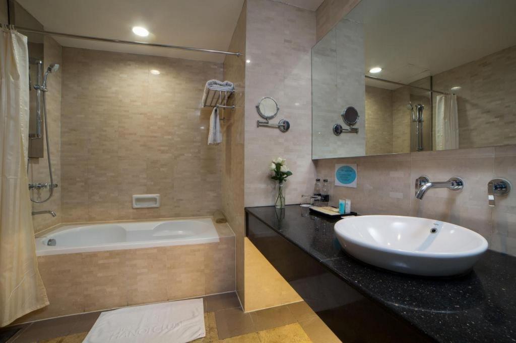 Superior 1 giường đôi/ 2 giường đơn hướng phố - Khách Sạn Hanoi Club & Residences