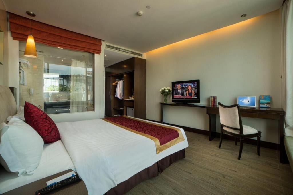 Superior 1 giường đôi/ 2 giường đơn hướng phố - Khách Sạn Hanoi Club & Residences