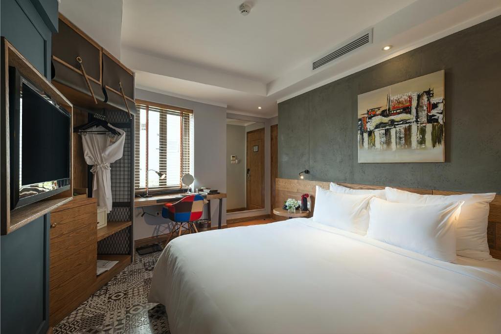 Deluxe Studio - Khách Sạn Bespoke Trendy Hanoi (Tên cũ: Hanoi La Siesta Trendy)