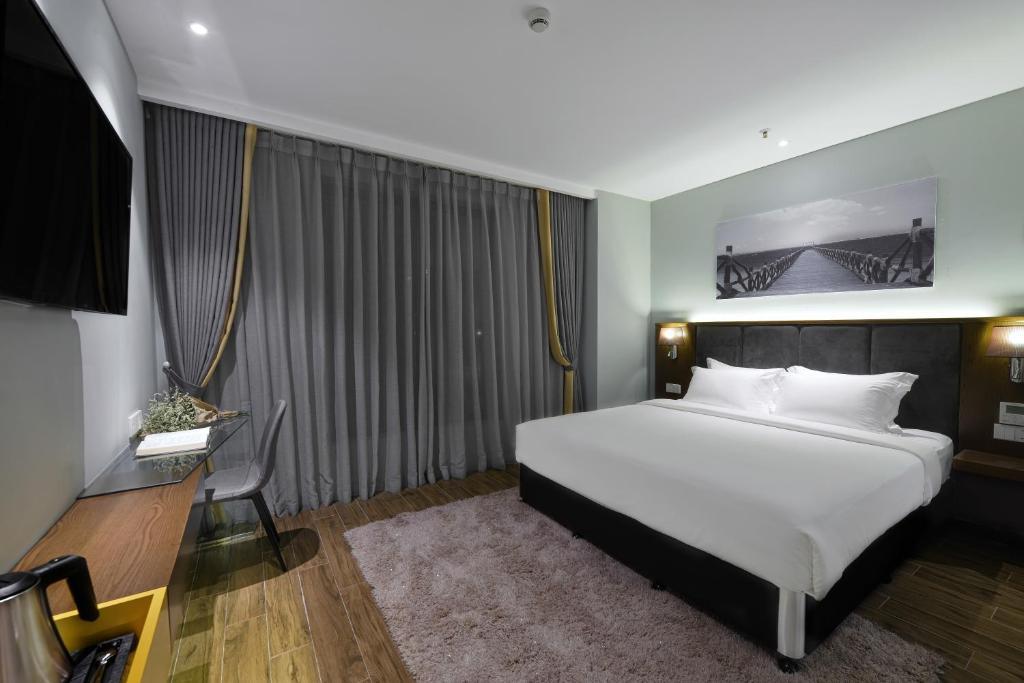 Phòng Deluxe Giường Đôi Hướng Phố - Khách Sạn Grand Cititel Hà Nội 