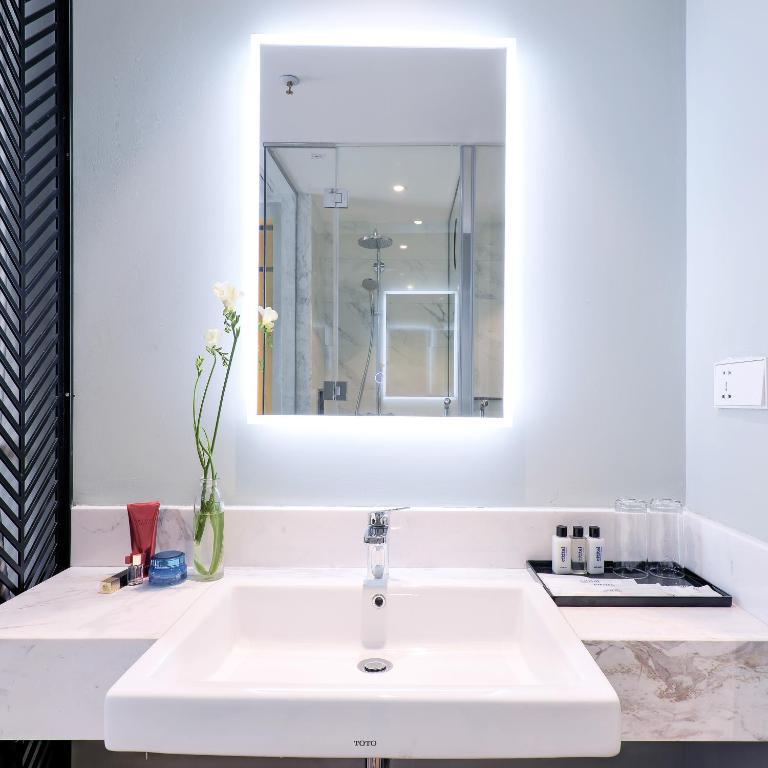 Phòng Grand Deluxe Giường Đôi Hướng Phố - Khách Sạn Grand Cititel Hà Nội 