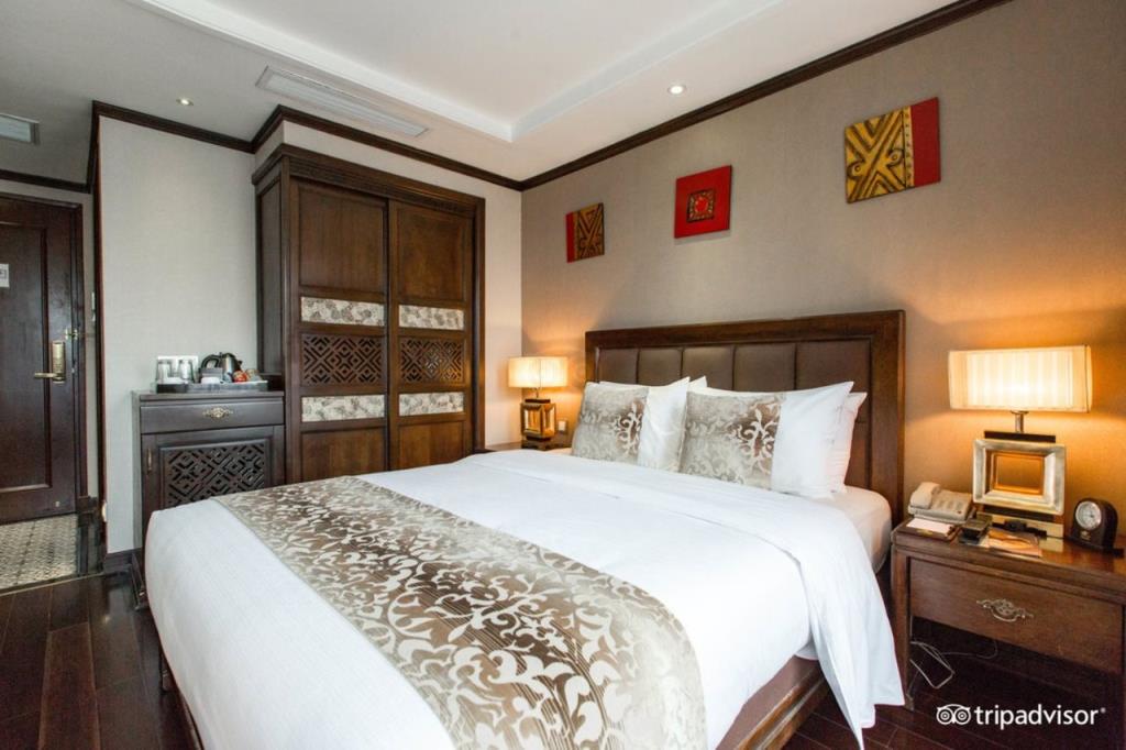 Junior Suite Citi View Balcony - Khách Sạn Golden Lotus Luxury