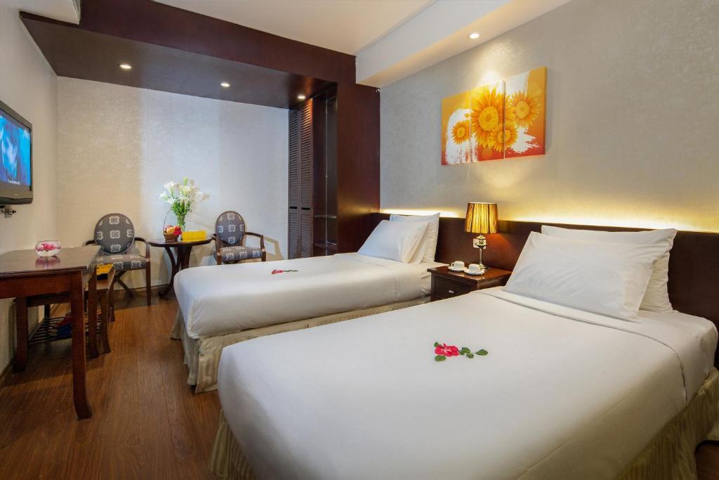 Phòng Superior Triple Room - Khách sạn Dragon Pearl Hanoi