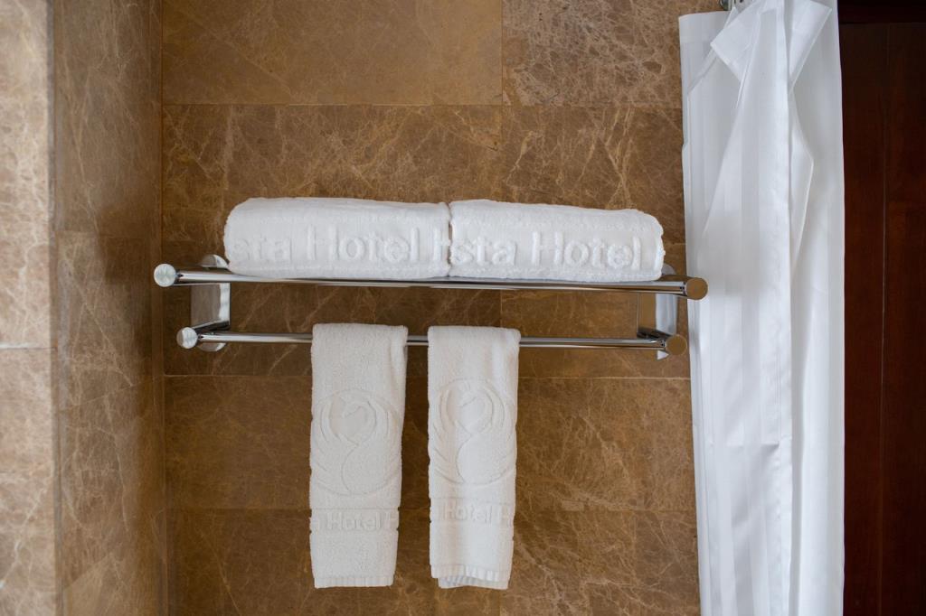 Phòng Deluxe hướng Phố - Khách Sạn Nesta Hà Nội