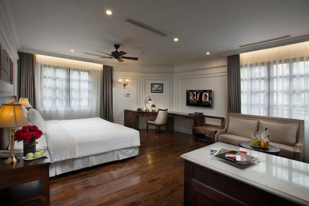 Phòng Suite giường đôi/ 2 giường đơn hướng phố - Hotel Du Monde
