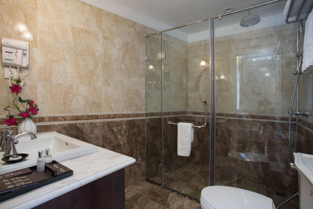 Phòng Suite giường đôi/ 2 giường đơn hướng phố - Hotel Du Monde