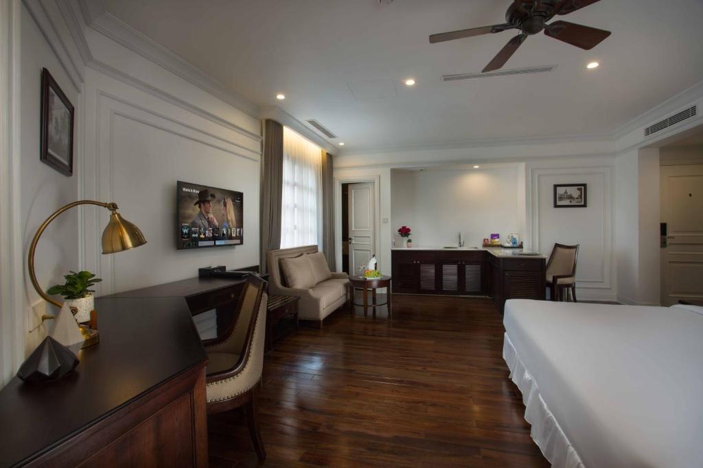 Phòng Suite giường đôi/ 2 giường đơn hướng phố - Hotel Du Monde