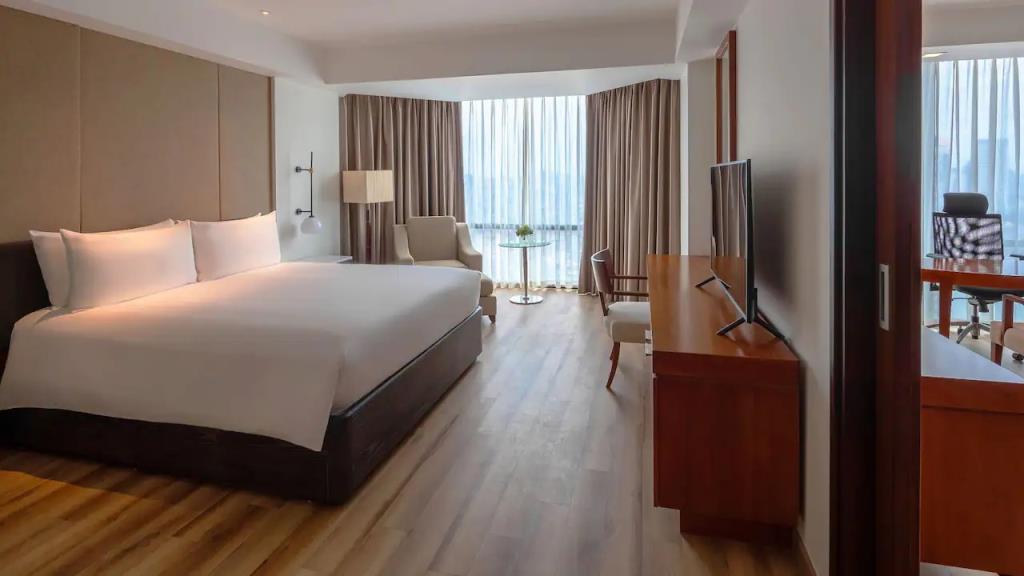 Regency Suite 1 King (Hotel Wing) - Khách sạn Hyatt Regency West Hanoi