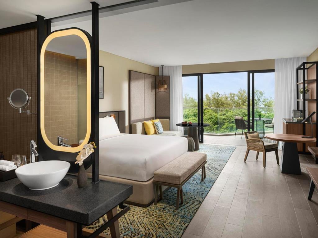 Premium King-Bed Room - Crowne Plaza Phú Quốc Starbay Resort