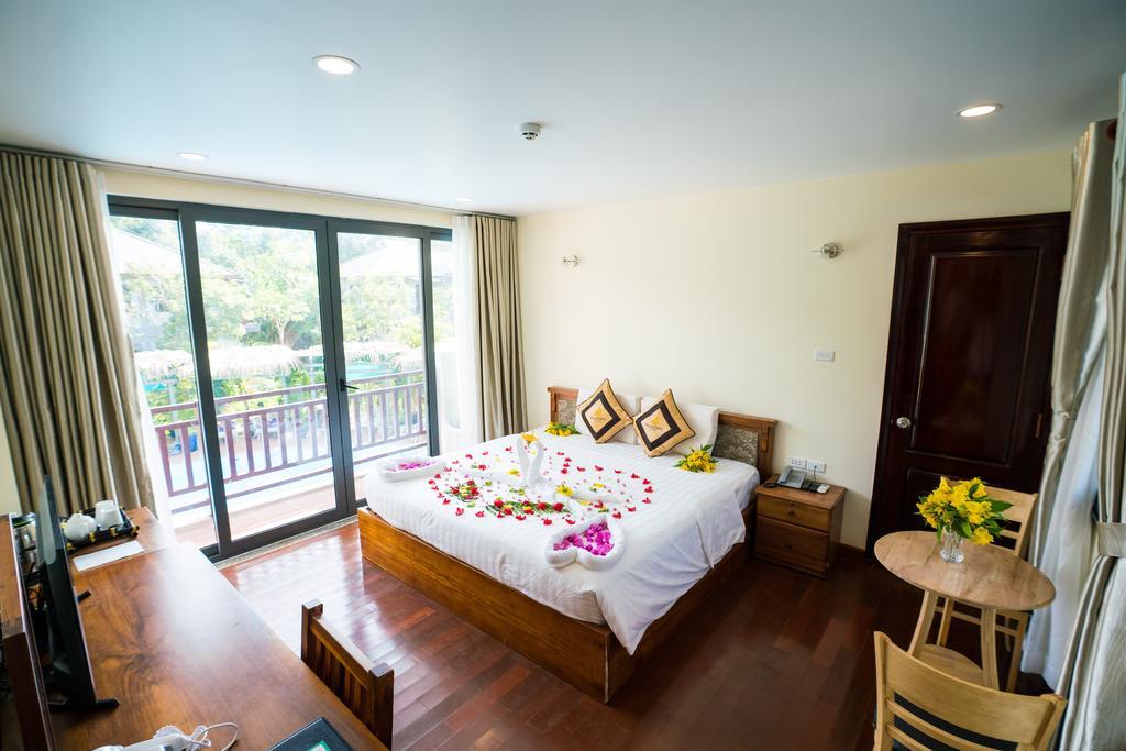 Deluxe Double/ Twin Hướng Hồ Bơi - Vela Phú Quốc Resort