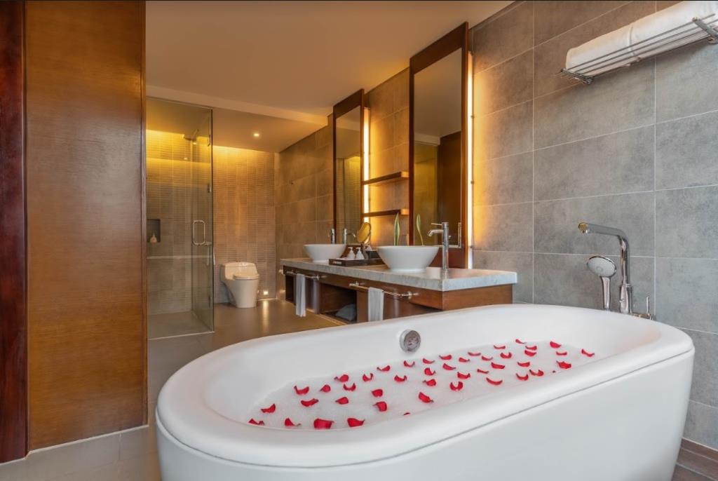 Garden Balcony Grand King - Angsana Lăng Cô Resort