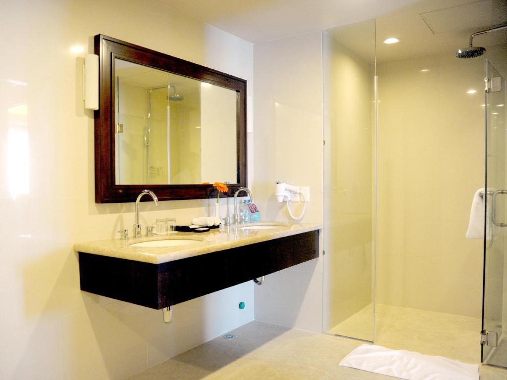 Deluxe River View (Single/Double) - Khách sạn Mường Thanh Holiday Huế