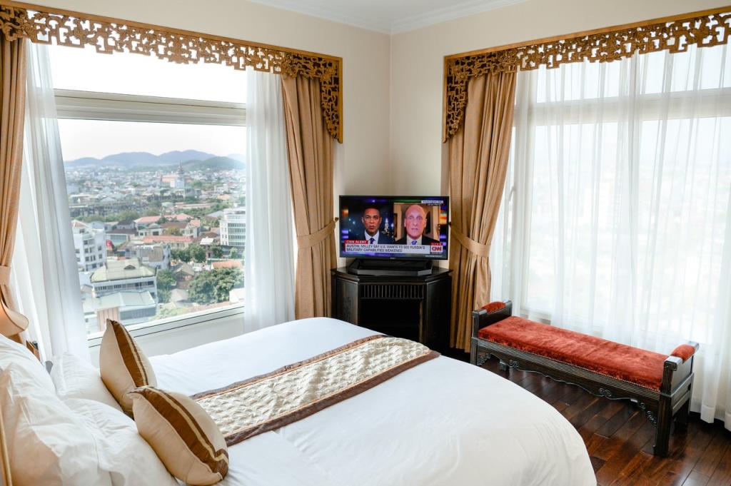 Junior Suite City View Queen - Khách Sạn Imperial Huế