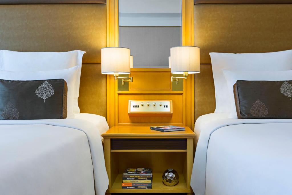 Deluxe City View - Khách sạn Renaissance Riverside Sài Gòn